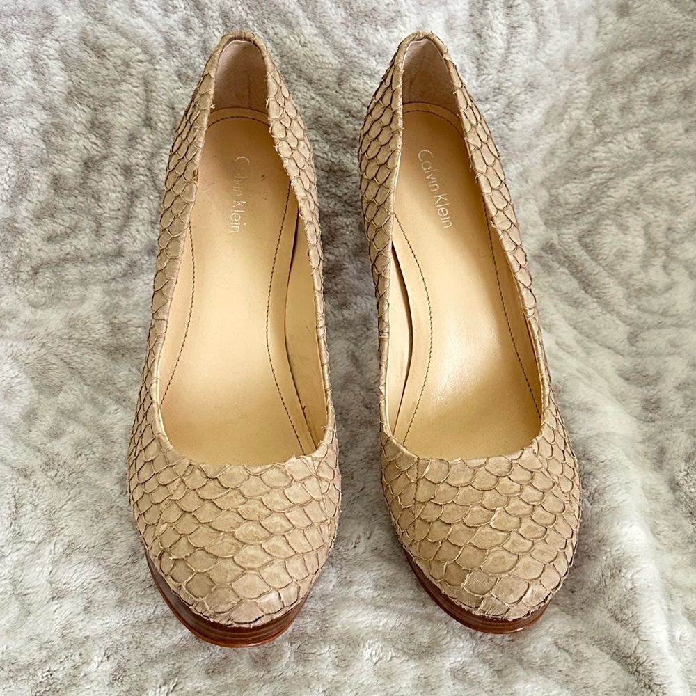 Calvin Klein Kendall Platform Heels, Fish Scale
Pattern Beige size 8M✨EUC✨ - Picture 3 of 11